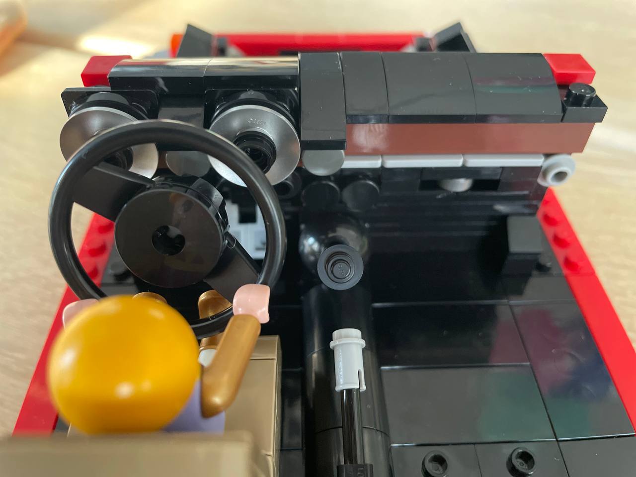 … hier sieht man schon ganz schön das Holzdekor des Armaturenbretts, die Handbremse und das Lenkrad (zumindest halbwegs nah am Original).