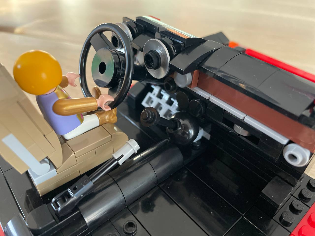 Der Kardantunnel, der Schalthebel und die Handbremse hier auch schon ganz gut zu sehen (wie auch die Pedalerie).