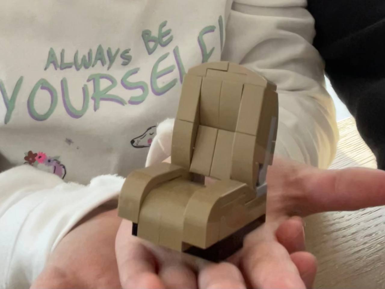 Der aufmerksame Leser wird’s schon gemerkt haben: da fehlt der Beifahrersitz. Hier ist er …