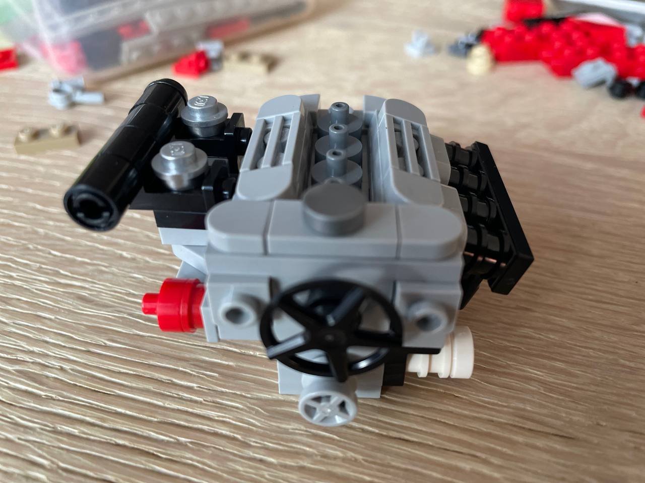 Selbst die (Weber) Vergaser bestens zu sehen… fehlen fast nur noch die oben reingesteckten Zündkabel.