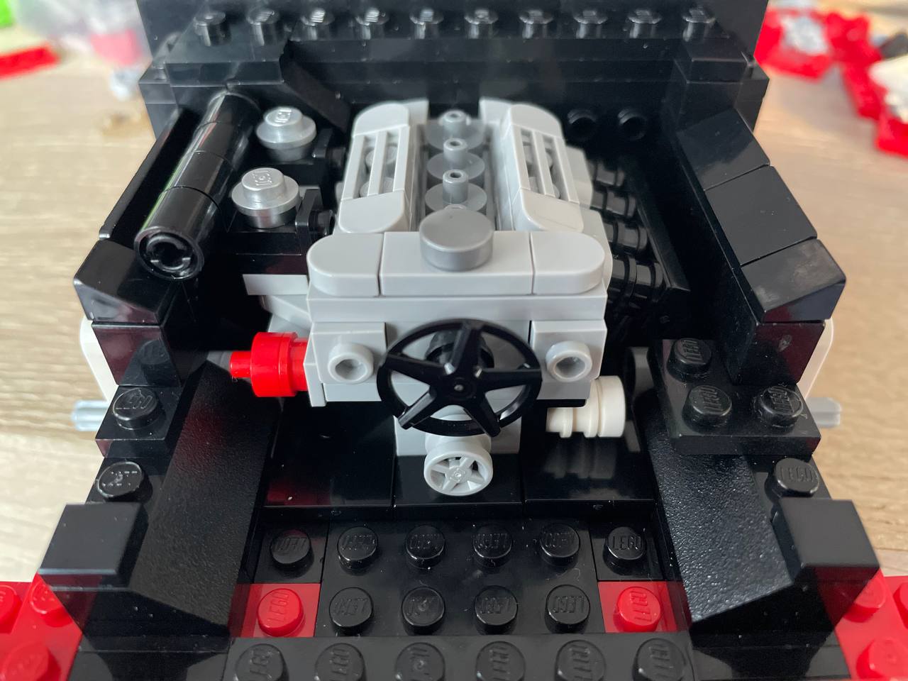 Da ist sie, die Hochzeit: ok, er hat kein echtes Getriebe für die eigentliche Hochzeit… aber im auch recht originalgetreuen Motorraum ist’s auch recht gemütlich.