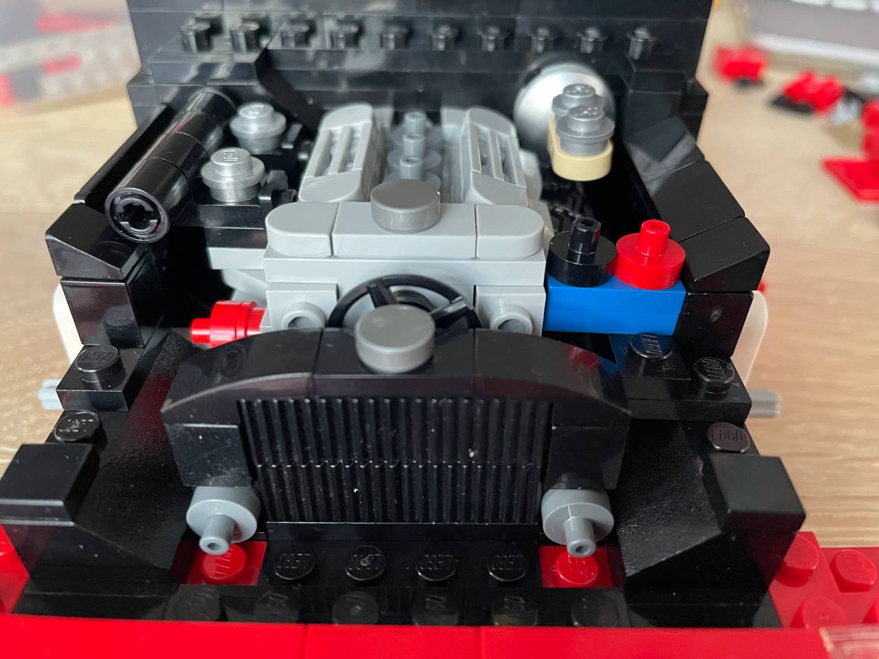 Mit Kühler, Bremskraftverstärker und stilisierter Batterie schon sehr nah am Original!