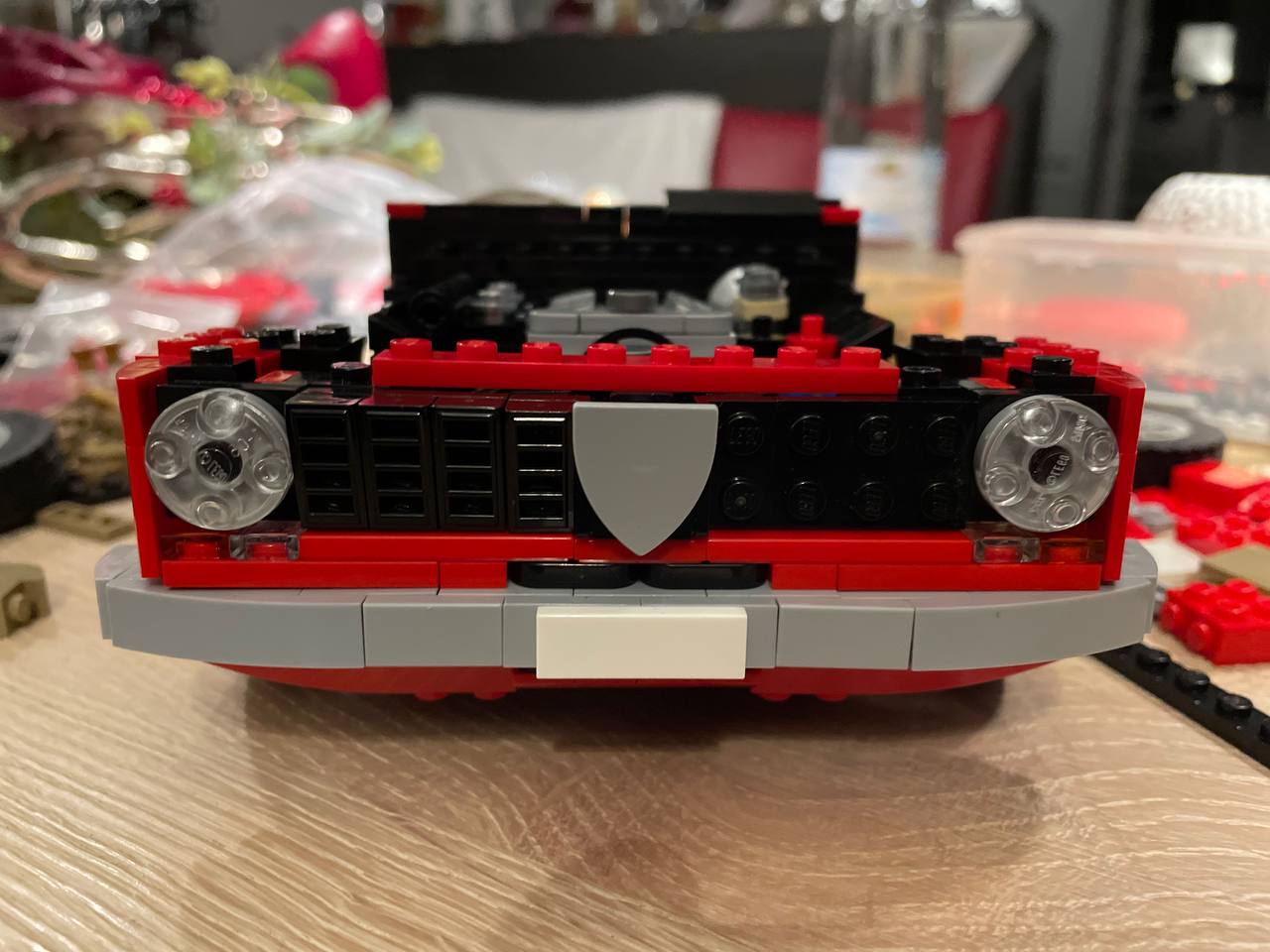 Die Frontpartie sieht auch schon halbwegs originalgetreu aus… Ausnahmen bestätigen die Regel 😉.