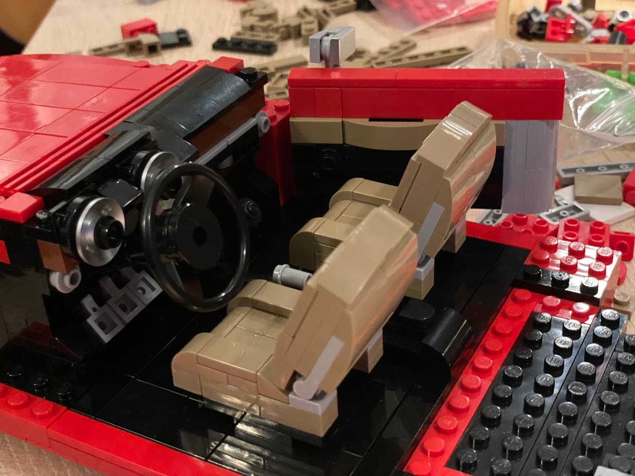 Die erste Tür ist montiert und auch hier sieht man deutlich das Original…