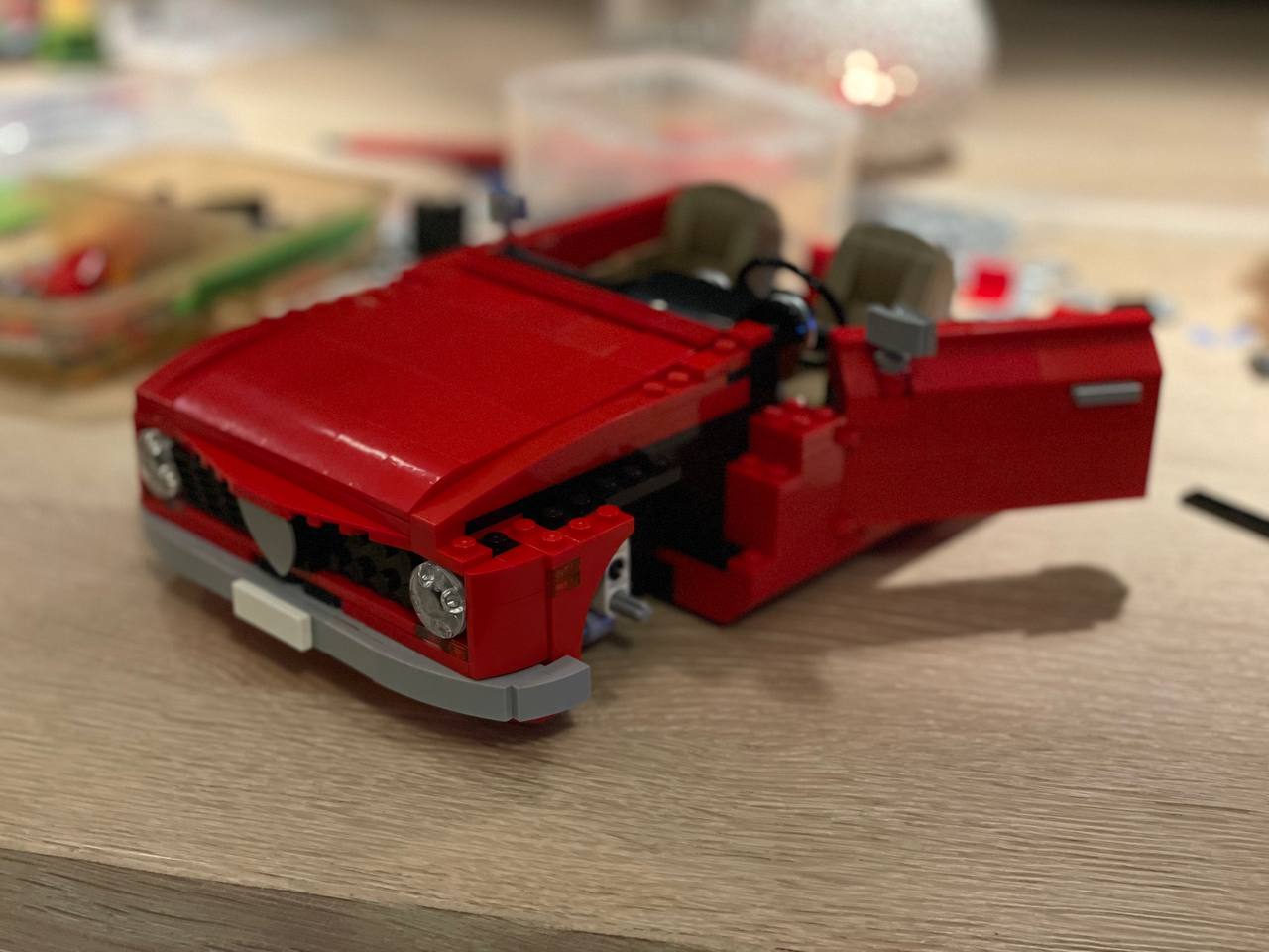 Nun steht noch die Fahrerseite an: zunächst die Tür (die Außenspiegel sind jetzt nicht ganz Original… mal schauen, ob es da noch was runderes im Lego Universum gibt) …