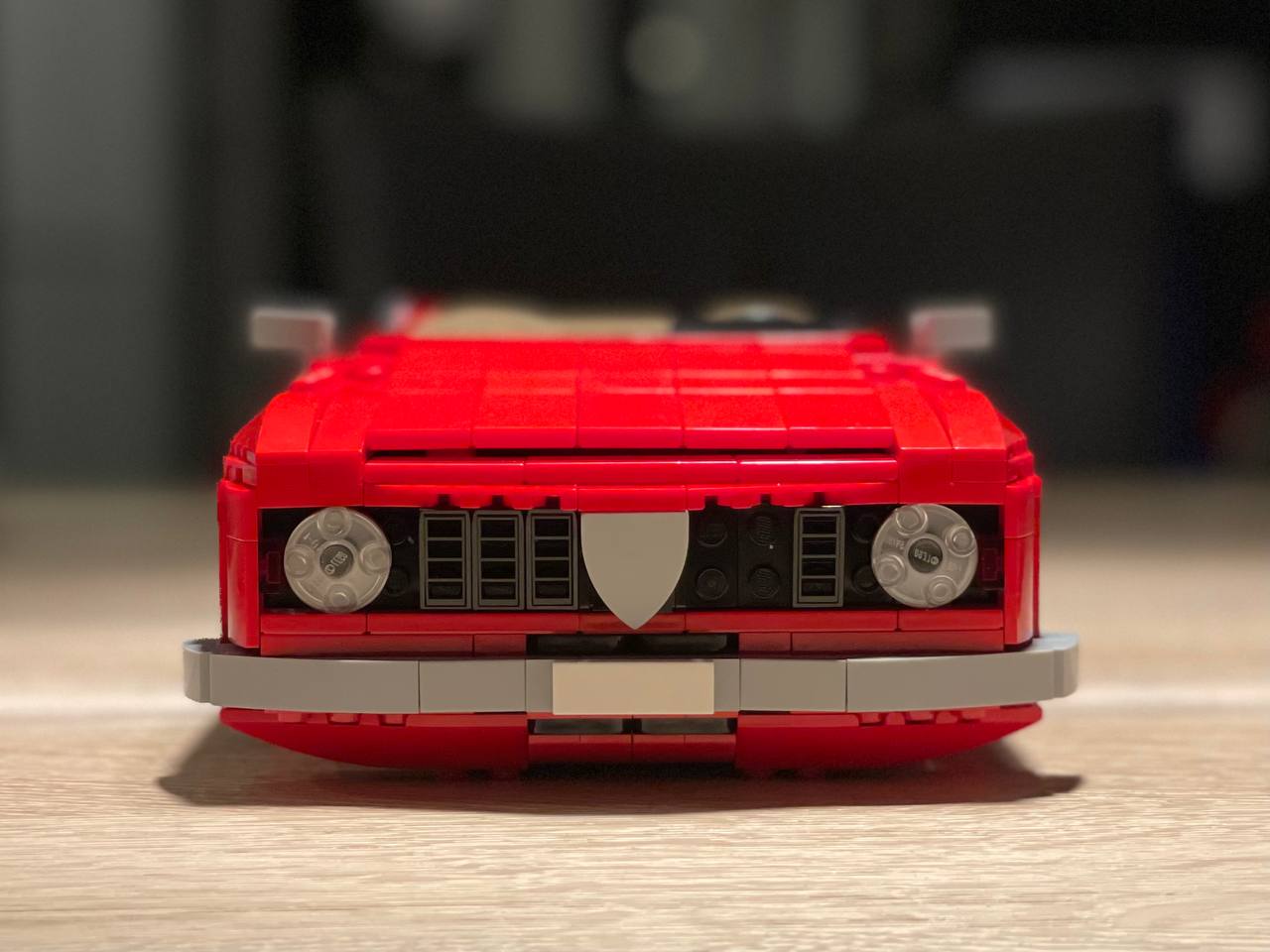 Na das sieht doch schon mehr nach Kantenhauber aus: der Lüftungsschlitz aka „die Kante“, Blinker weg von der falschen Stelle unter dem Scheinwerfer und geändertes (wenn auch noch nicht vollständiges 🙈) Kühlergrill-Design.